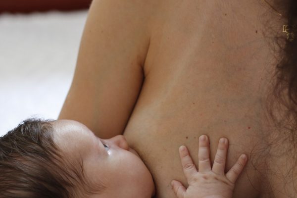 I vantaggi dell’allattamento al seno: meno infezioni, allergie e… non solo!