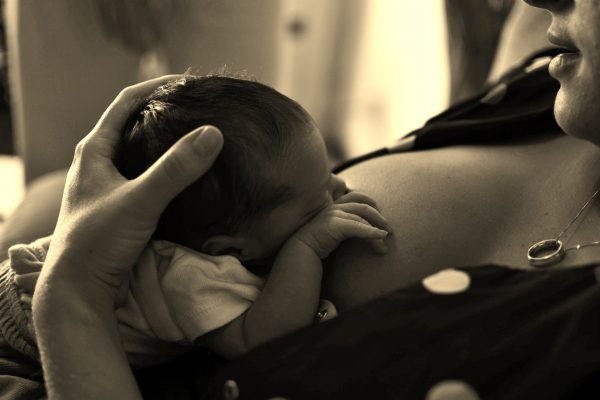 Quali sono le migliori posizioni per l’allattamento al seno?