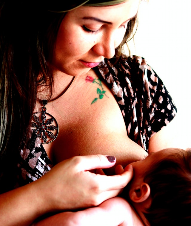 Al momento stai visualizzando Come attaccare correttamente il bambino al seno?