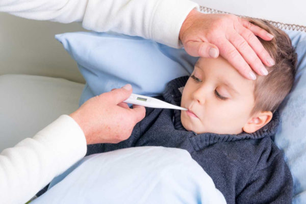Febbre alta nei bambini: le situazioni di pericolo che devi riconoscere
