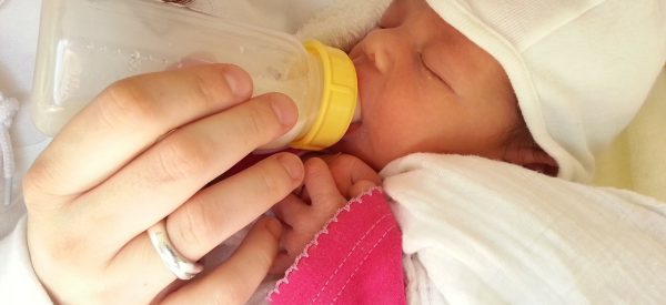 Quanto latte in formula dare al neonato?